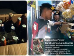 Tindak Tegas Peredaran Barang Terlarang, Tim Patroli KRYD Polres Pesisir Barat Amankan 12 Botol Miras Ilega