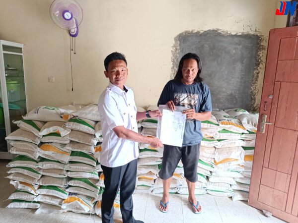 Pekon Sukoharum Kecamatan Adiluwih Menyalurkan Beras Bantuan Kepada 242 KPM
