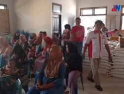 Pekon Bumi Arum Distribusikan Beras Cadangan Bantuan Pemerintah Kepada 540 KPM