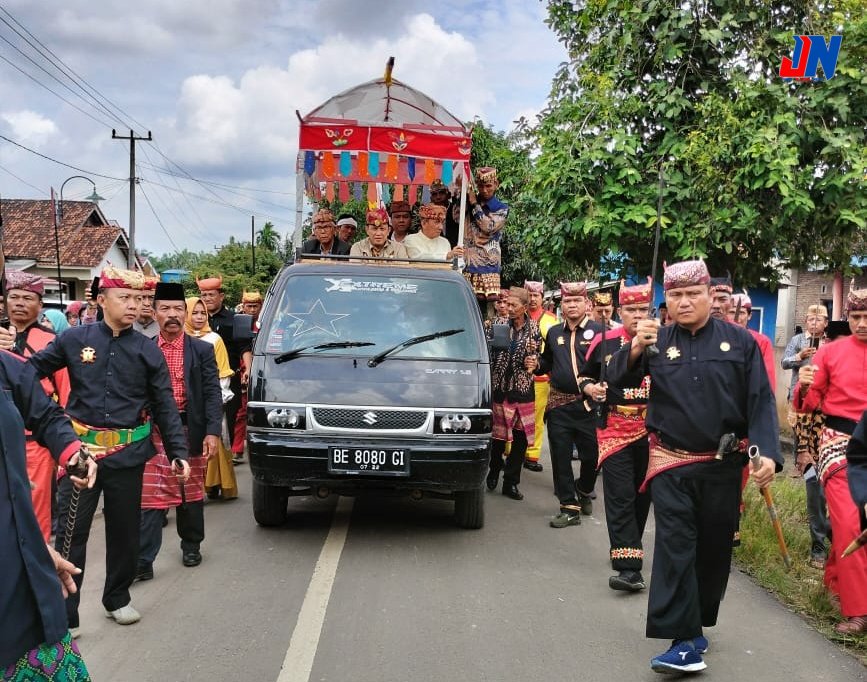 Tokoh Adat Sekaligus Ketua Apdesi Tanggamus, Mirza YB Dukung Perda Pakaian Adat Dan Bahasa Lampung di lingkup Pemda Tanggamus