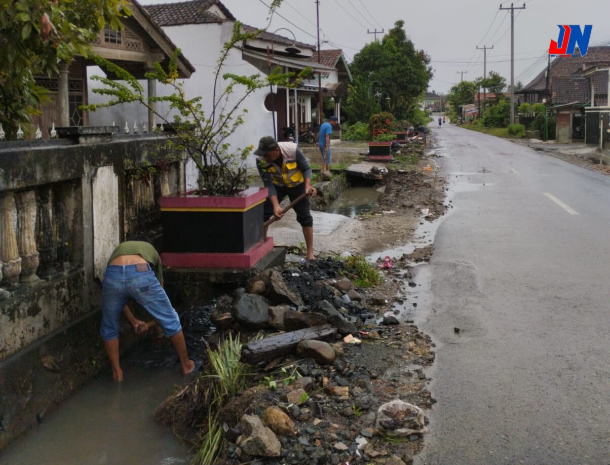 Warga Desa Tanjung Agung bergotong royong membersihkan gorong-gorong yang tersumbat.
