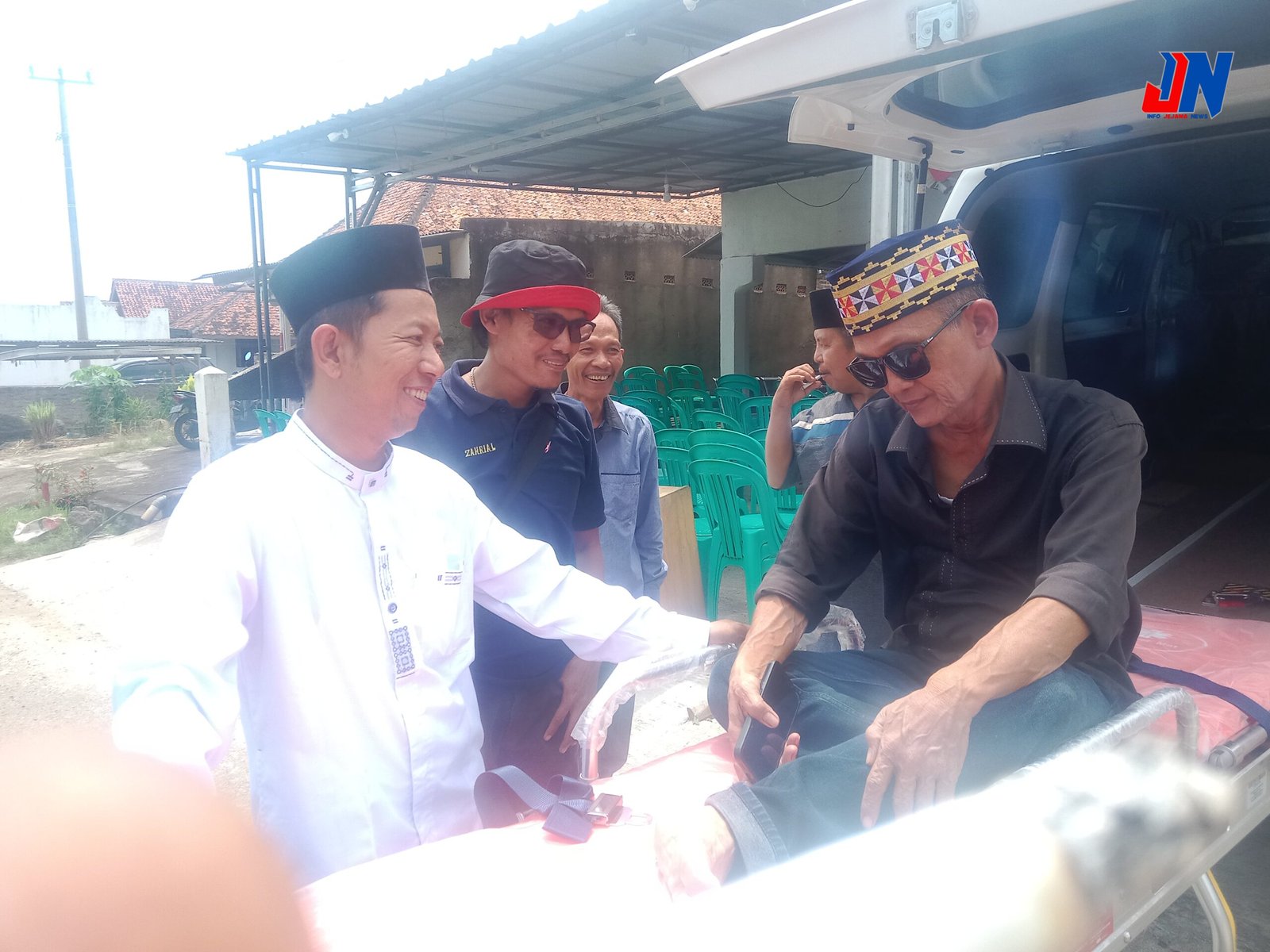 Pemerintah Desa Kedondong Serahkan Satu Unit Mobil Ambulans untuk Meningkatkan Pelayanan Kesehatan