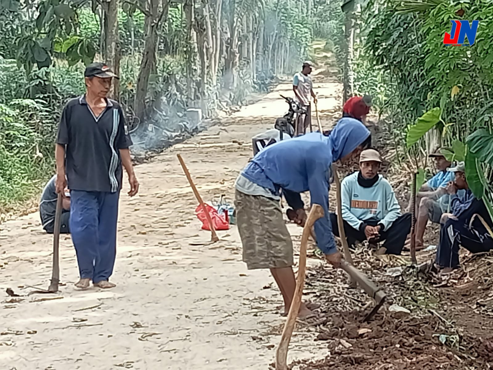Pemerintah Pekon Bandungbaru Barat Bangun Jalan Lapen 465 Meter