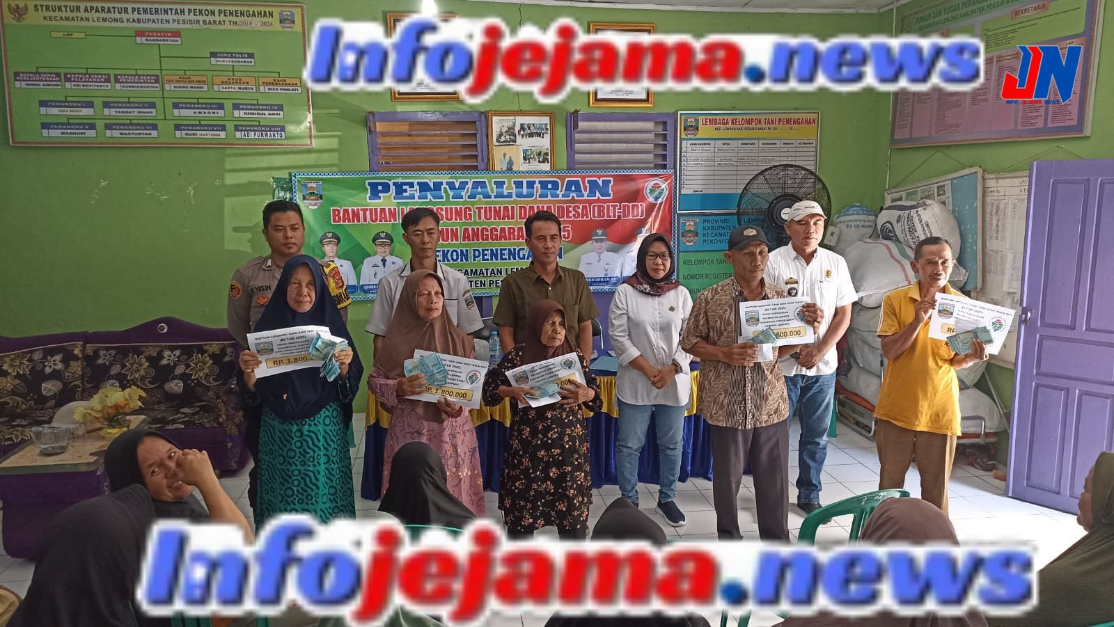 Peratin Bandarsyah Desa/ Pekon Penengahan pugung kecamatan Lemong Salurkan BLT, DD Tahap 1 Tahun 2025 .