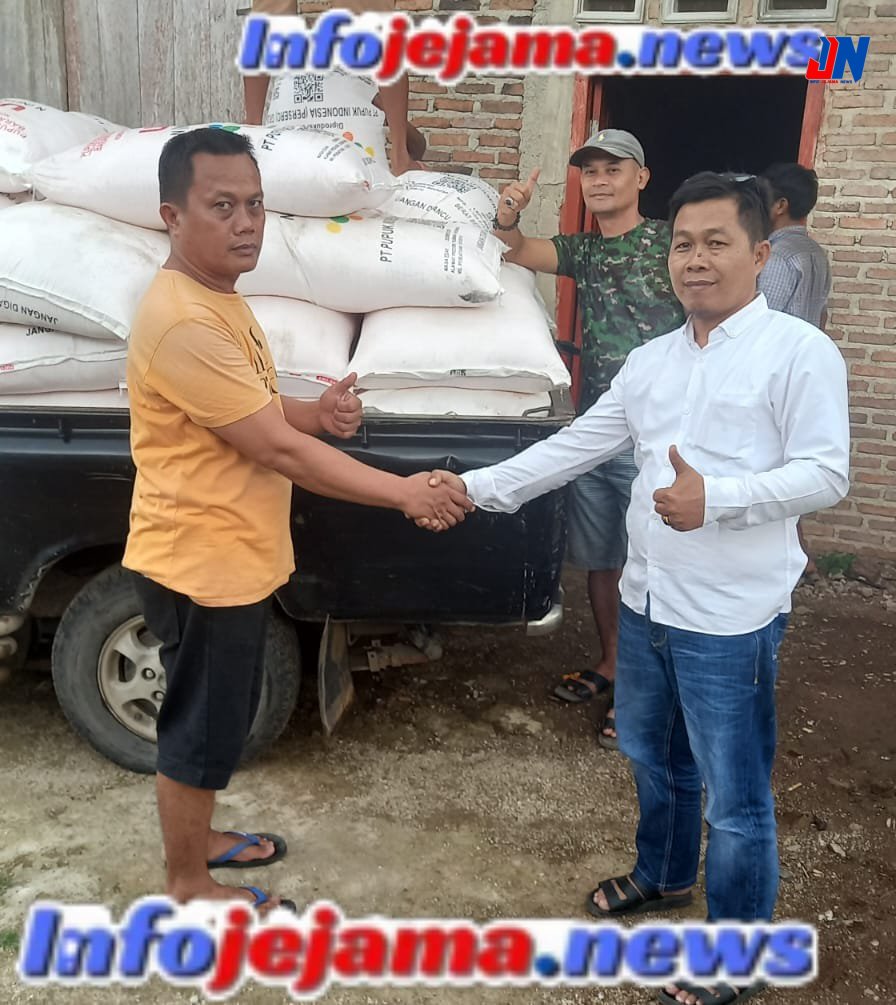 BUMDes Jaya Karya Pekondoh Salurkan Pupuk untuk Dukung Produktivitas Pertanian Warga