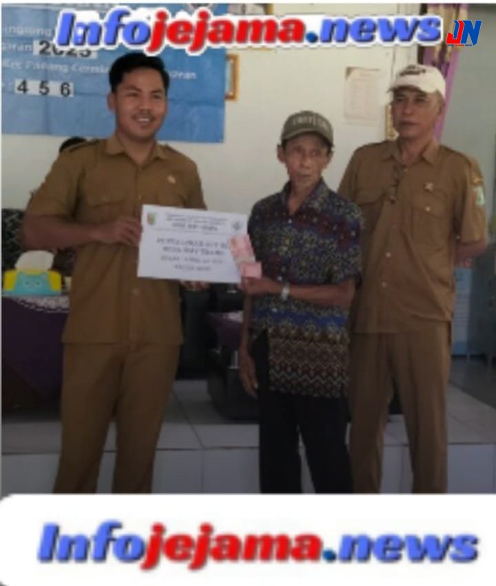 BLT-DD Triwulan Kedua Disalurkan ke 12 KPM di Desa Way Urang