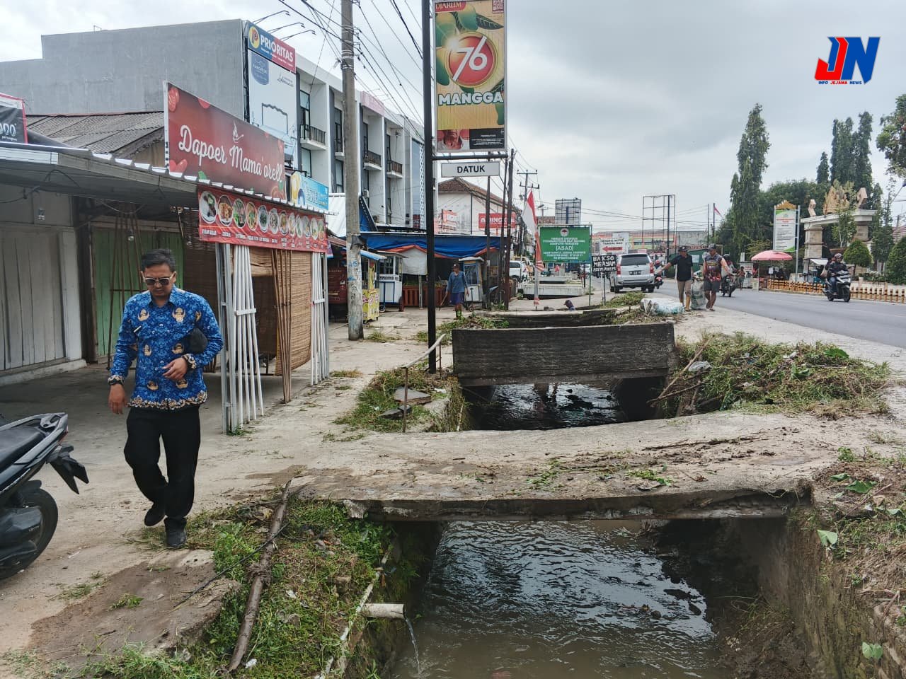 Camat Pringsewu Pimpin Pembersihan Saluran Irigasi, Tindak Lanjut Arahan Bupati